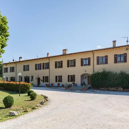Hébergement de vacances Superbe Maison À Nocera Umbra Avec Wifi